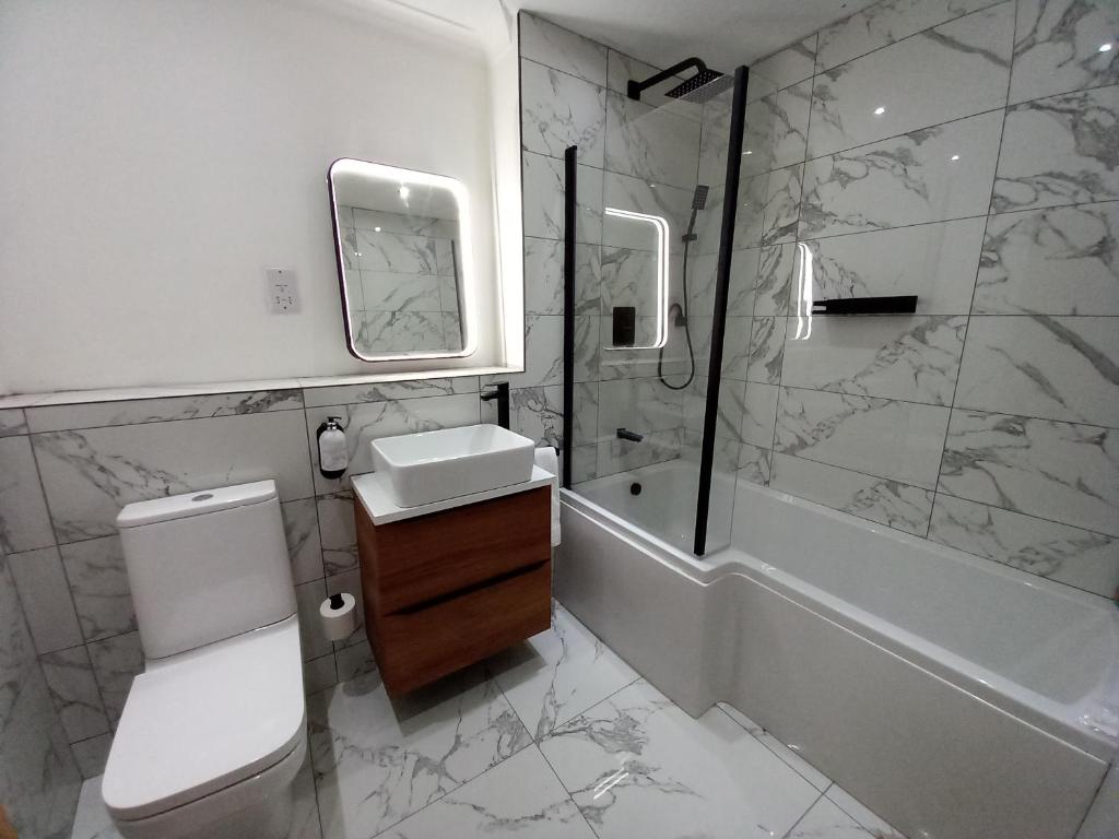 卡迪夫Ultra-Luxury City centre 2 bed apartment, with FREE parking的浴室配有卫生间、盥洗盆和淋浴。