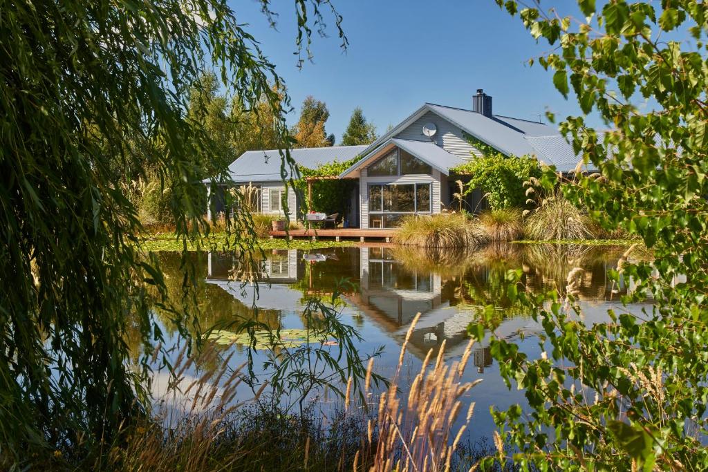 特威泽尔Matuka Lodge的前面有池塘的房子