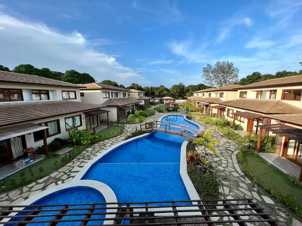 巴拉格兰德Apartamento na Vila de Barra Grande - Bahia的享有带游泳池的度假村的顶部景致
