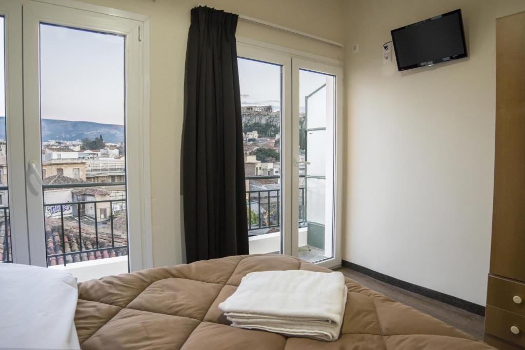 雅典佩拉旅馆的一间卧室设有一张床和一个大窗户