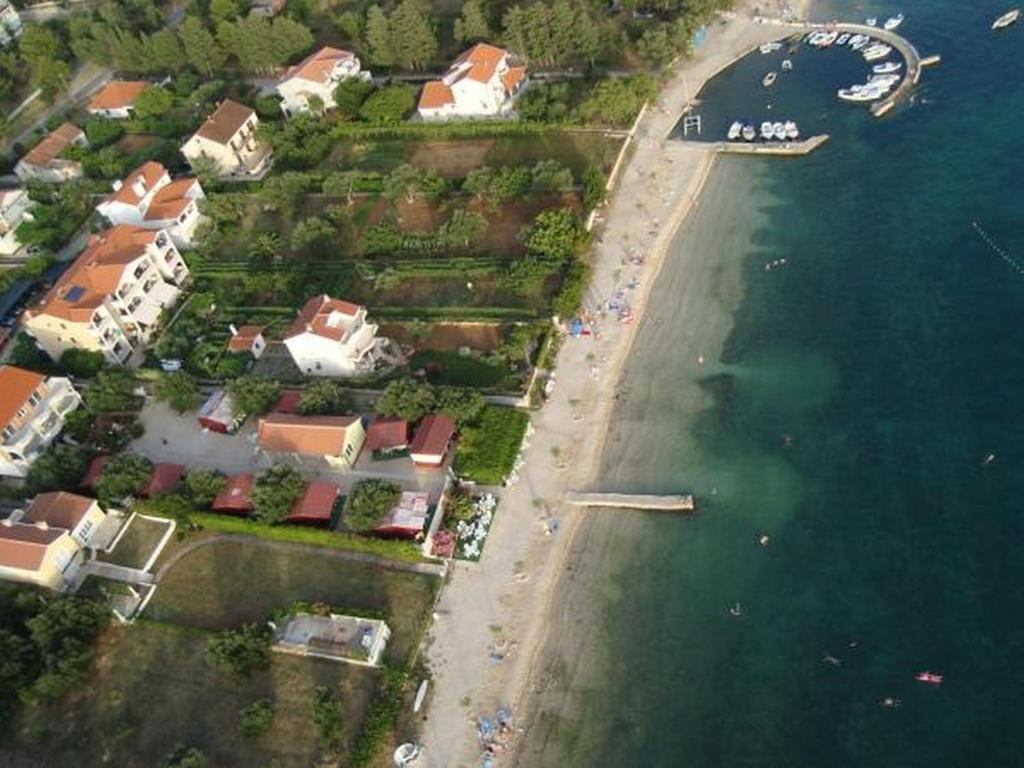 比奥格勒·纳·莫鲁Apartments Adria的享有海滩的空中景致,设有房屋和水