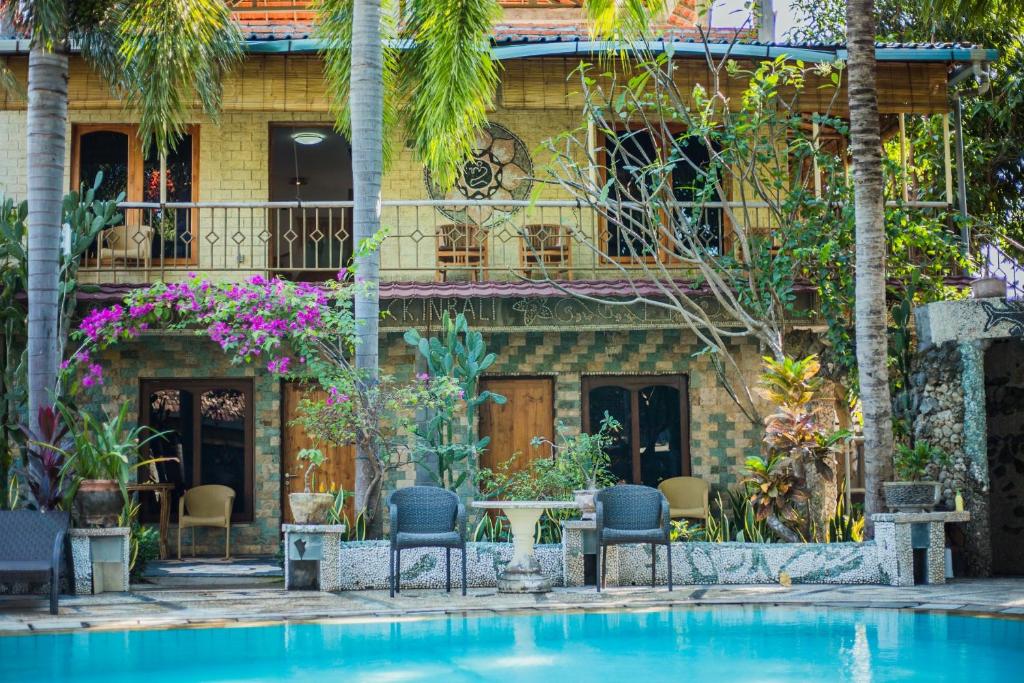 罗威那德意志埃克理科斯特酒店的一座房子前面设有游泳池
