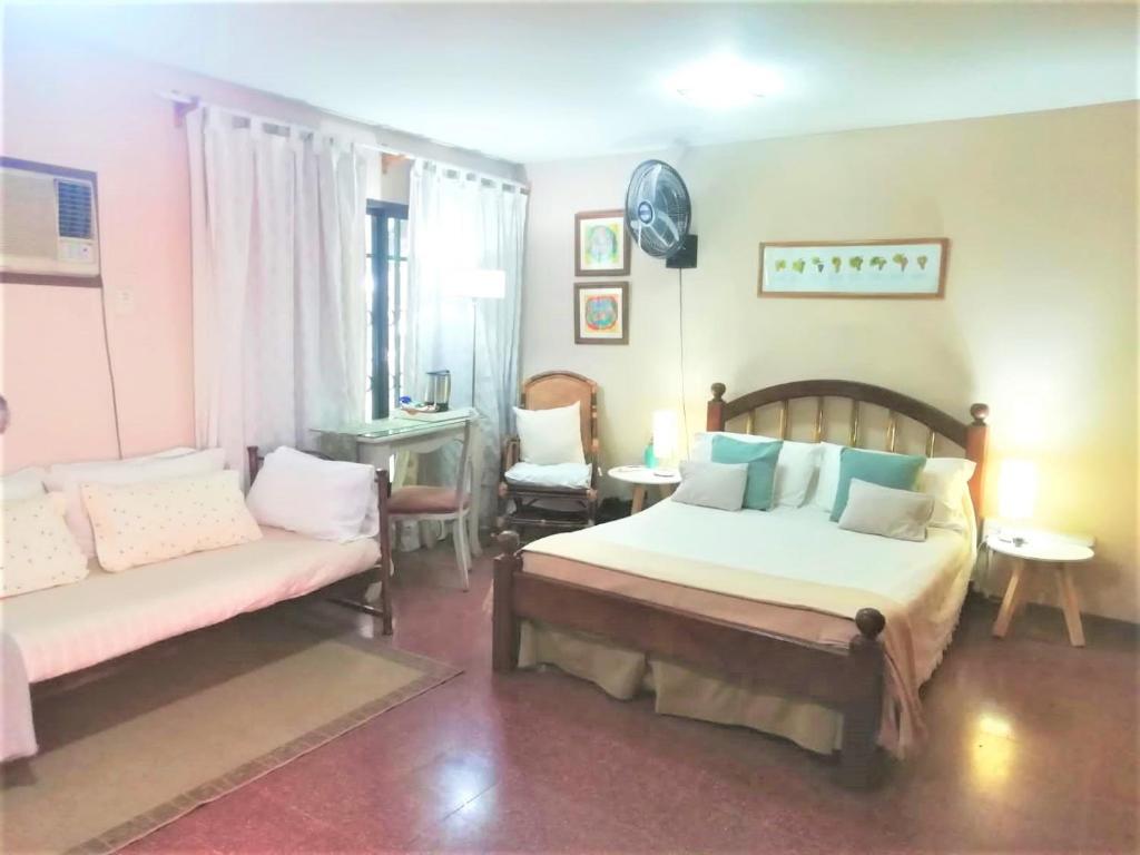 门多萨COMODA SUITE EN UNA UBICACIÓN PRIVILEGIADA DE LA CIUDAD DE MENDOZA的一间卧室配有两张床和一张桌子及椅子
