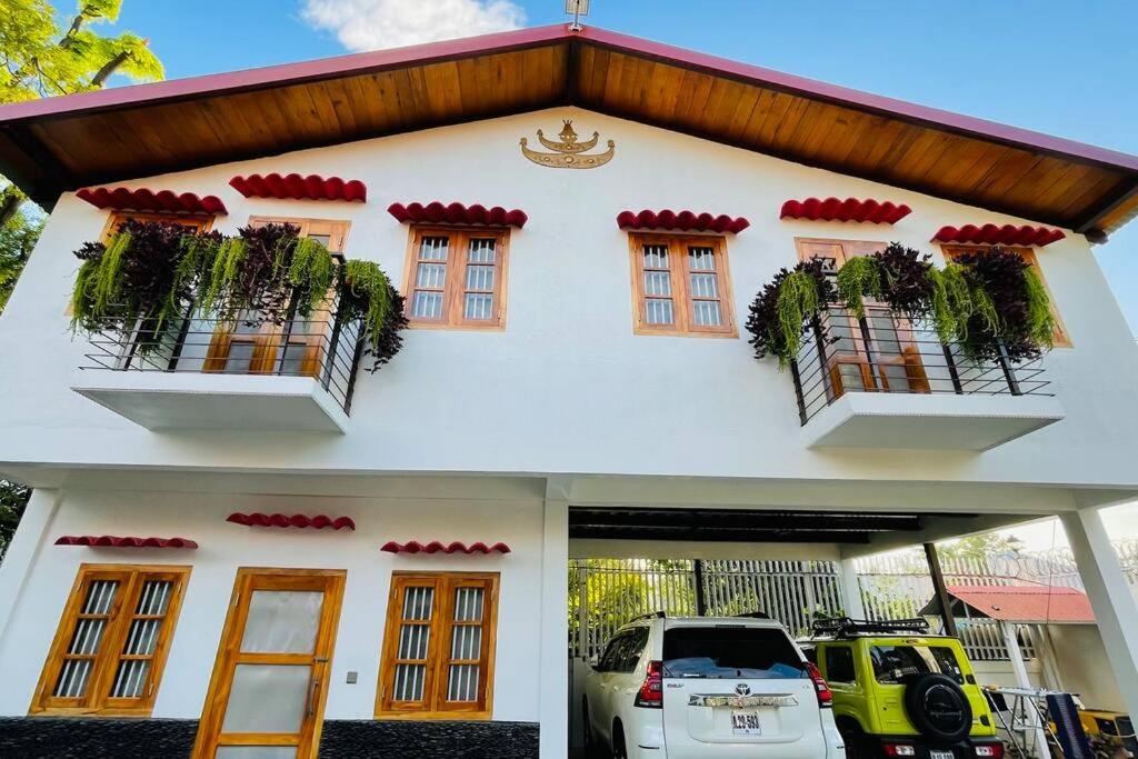 帝力A Luxury Duplex in Dili City, Timor-Leste的前面有一辆汽车停放的白色房子