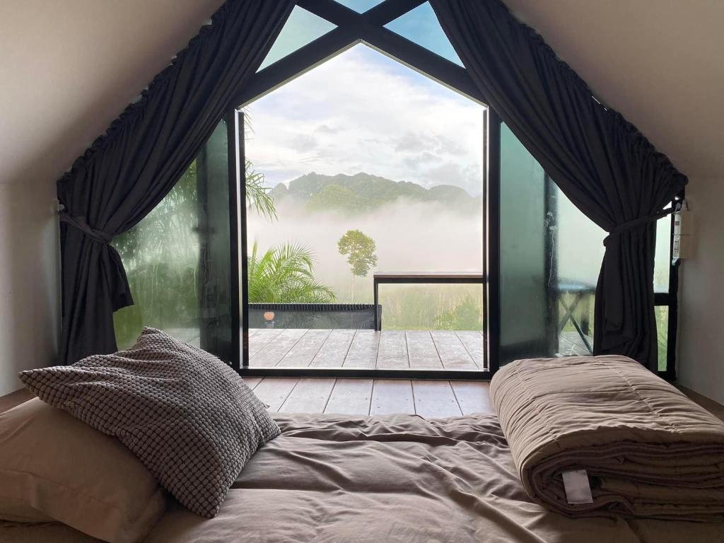 Ban Pha Saeng LangPor Sampao Camp&Resort的一张位于带大窗户的房间内的床铺
