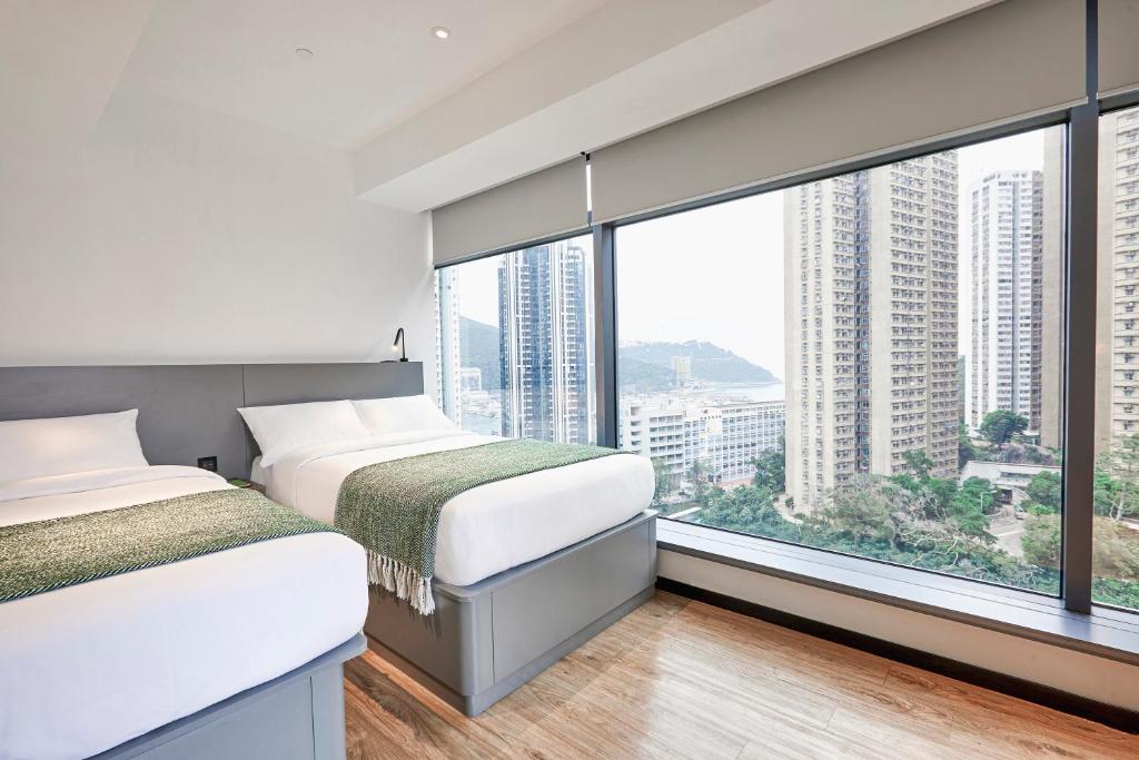 香港Urbanwood Ap Lei Chau的带大窗户的客房内的两张床