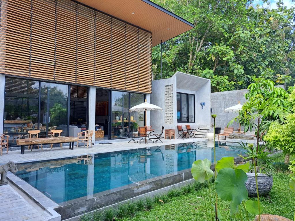 班图尔DJipangan Home的庭院中带游泳池的房子