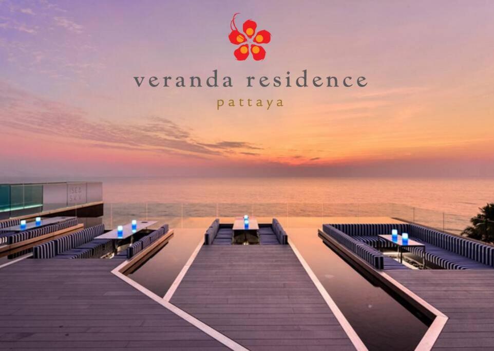 乔木提恩海滩Veranda Pattaya/3BR Seaview/32FL的海滩上的餐厅,带有阳台的单词