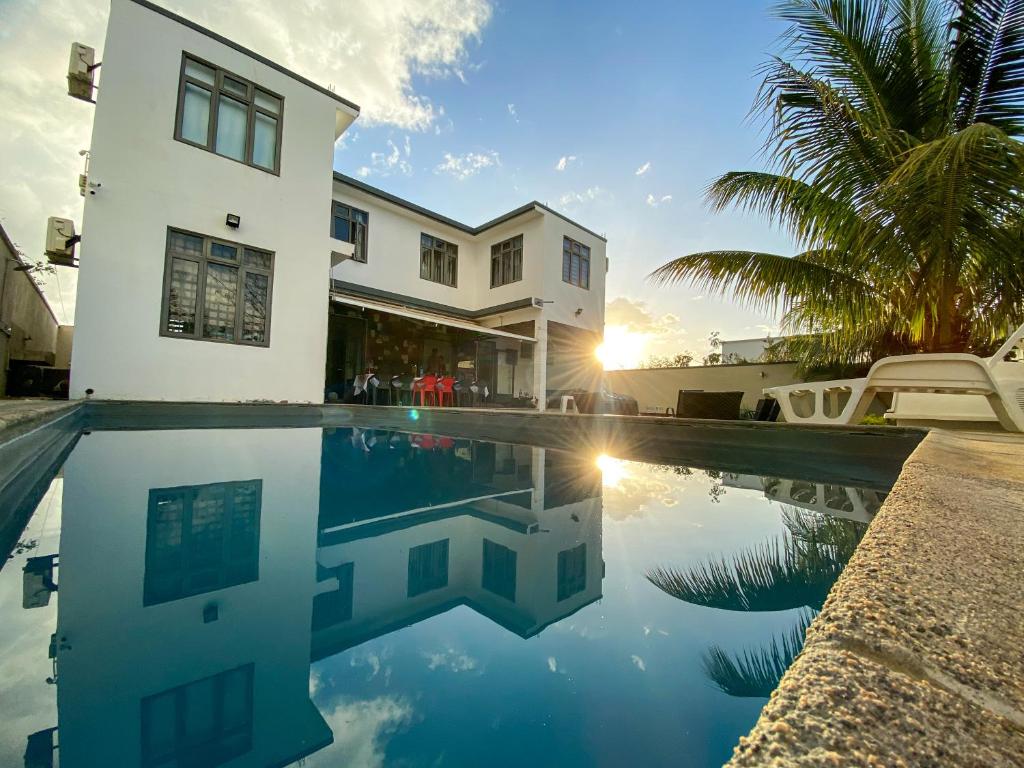 弗利康弗拉克Mungur villa的房屋前有游泳池的房子