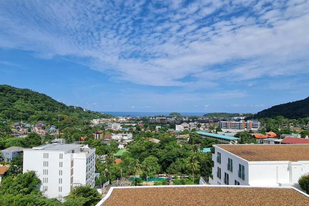 Ban KataKata Ocean View Condominium, Seaview & Luxury K12的享有树木和建筑的城市美景