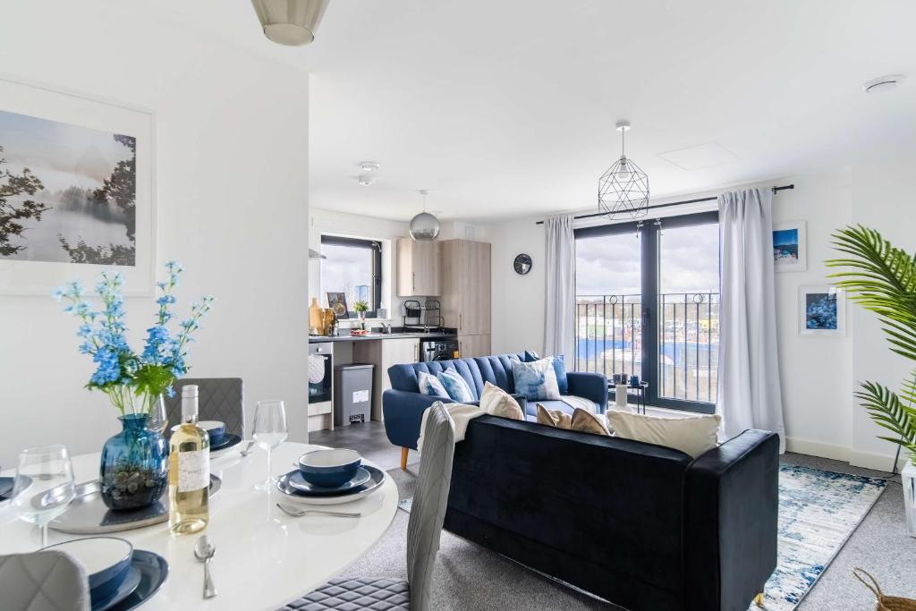 斯劳LiveStay-New Private Apartment Building Minutes From Heathrow的客厅配有桌子和沙发