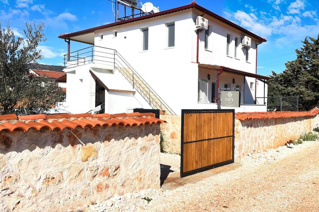 卡斯Ozy Apart Bayındır的白色的房子,有木门和砖墙
