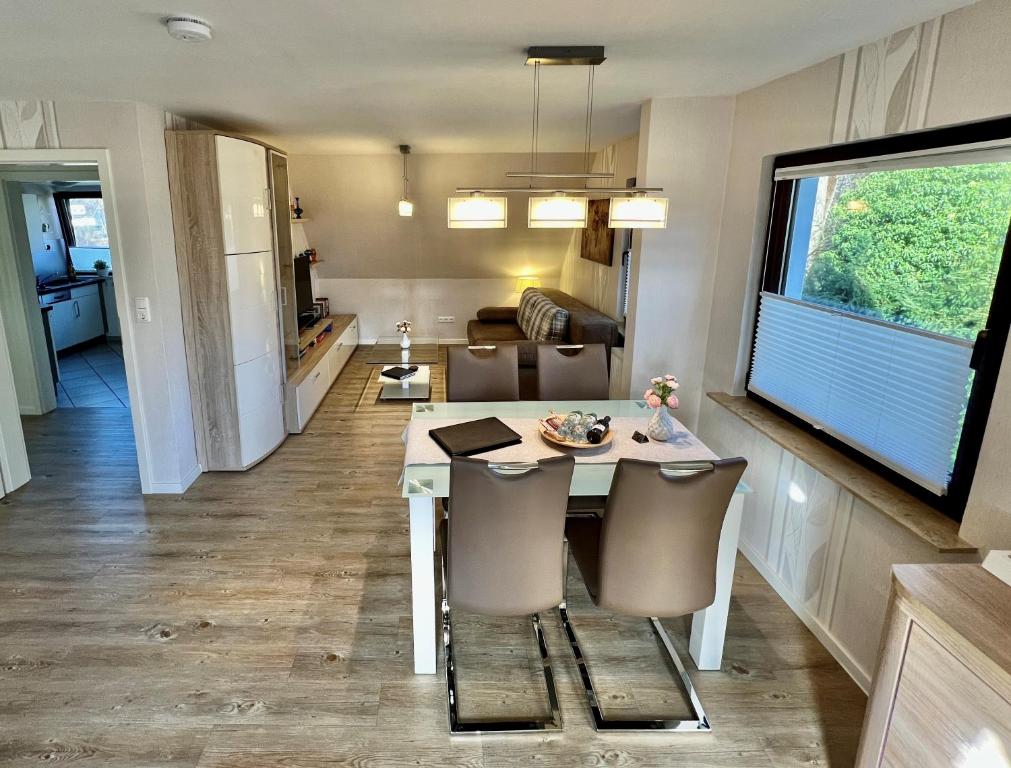 施塔德Peedy's luxuriöse 60m² Wohnung mit Balkonterrasse的厨房以及带桌椅的起居室。