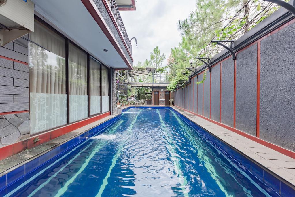 万隆Urbanview Hotel Villa Surya Bandung的一座建筑物中央的游泳池