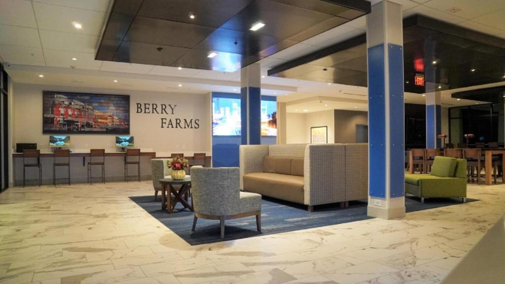 富兰克林Holiday Inn Express & Suites Franklin - Berry Farms, an IHG Hotel的大堂配有沙发、椅子和桌子