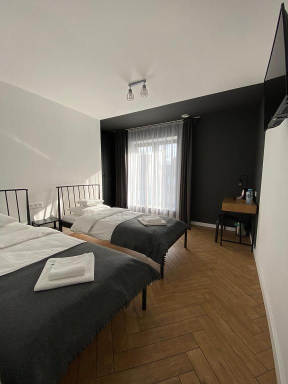 谢米亚蒂切Willa K52的酒店客房设有两张床和窗户。