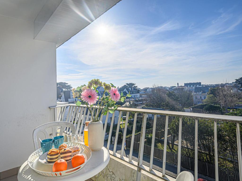基伯龙Apartment Kérabus-1 by Interhome的阳台上的桌子上放着一盘橙子