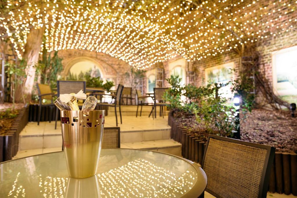 布鲁塞尔勒查特莱兰酒店的玻璃瓶坐在桌子上,在一间灯火通明的房间