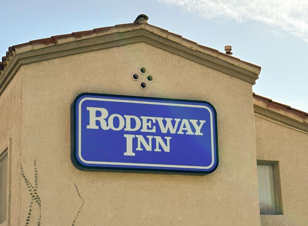 南门Rodeway Inn South Gate - Los Angeles South的建筑物一侧的蓝色标志