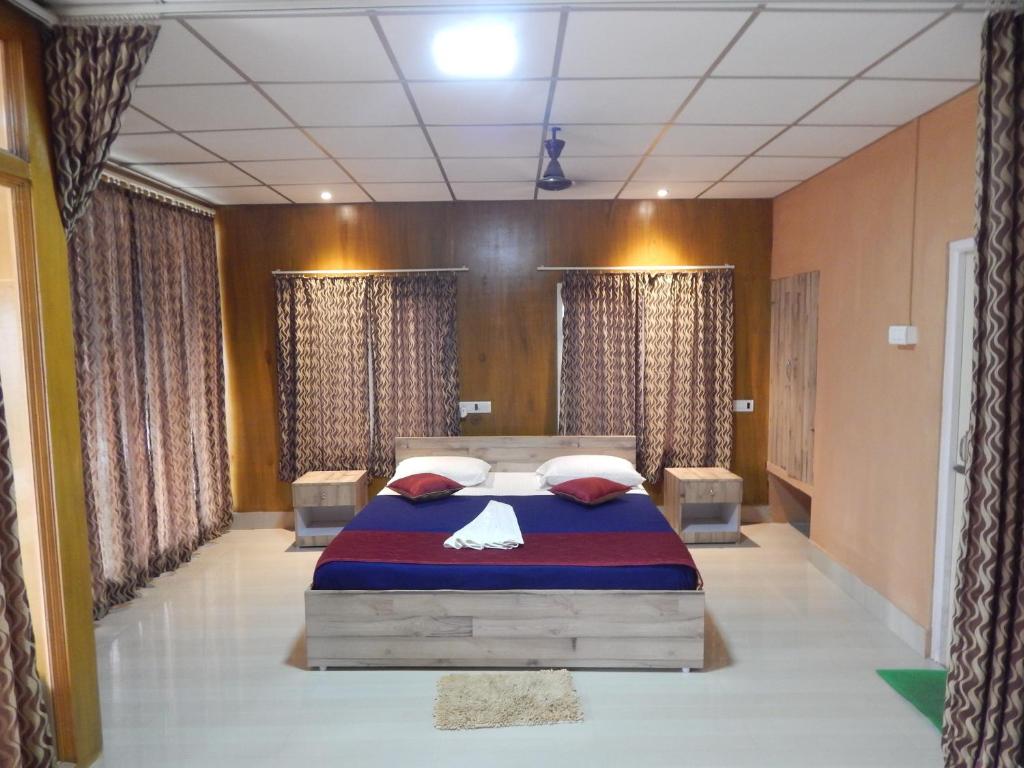 布莱尔港The Andaman Sunset View Resort的一间卧室,卧室内配有一张大床