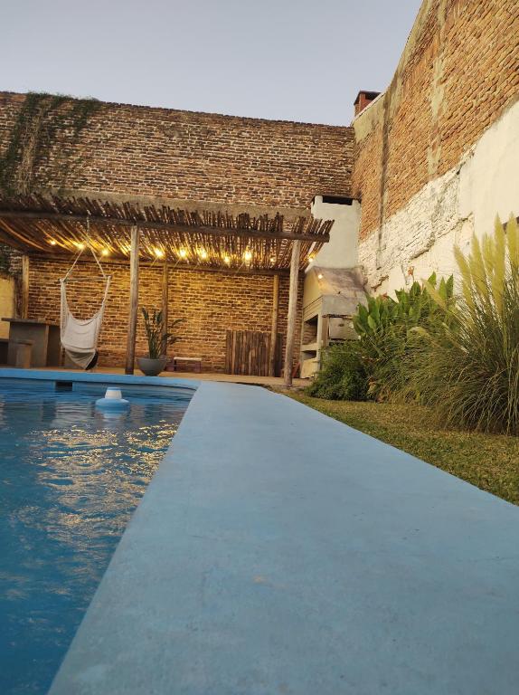 康考迪亚El Bicho Negro Hostel的一座房子后院的游泳池