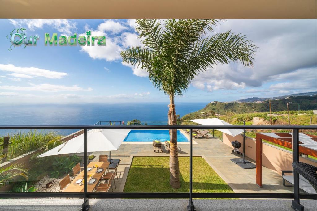 Madalena do MarOurMadeira - OceanScape, tranquil的从棕榈树房子的阳台上可欣赏到风景