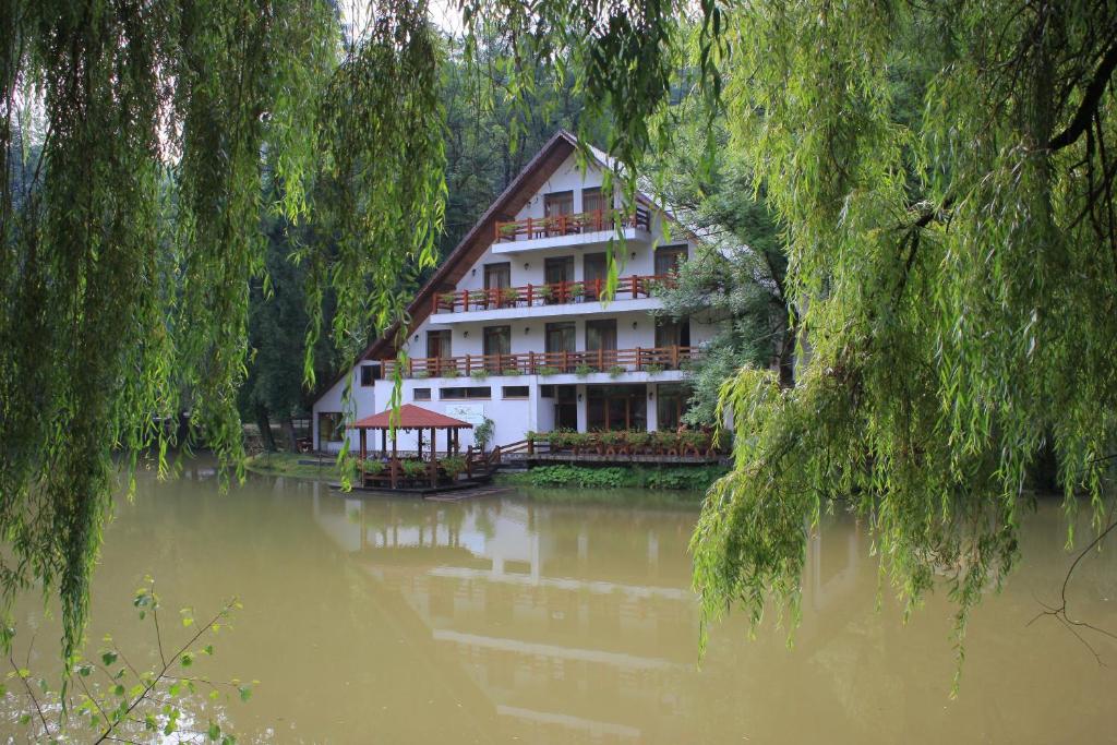 莫内亚萨Guest house Lacul Linistit的一座大楼,位于河的顶部