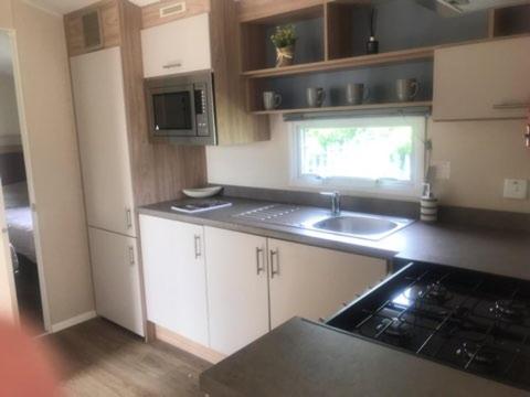 斯凯格内斯4 BEDROOMS CARAVAN at Waterside Leisure Holiday Park的一间带水槽和炉灶的小厨房