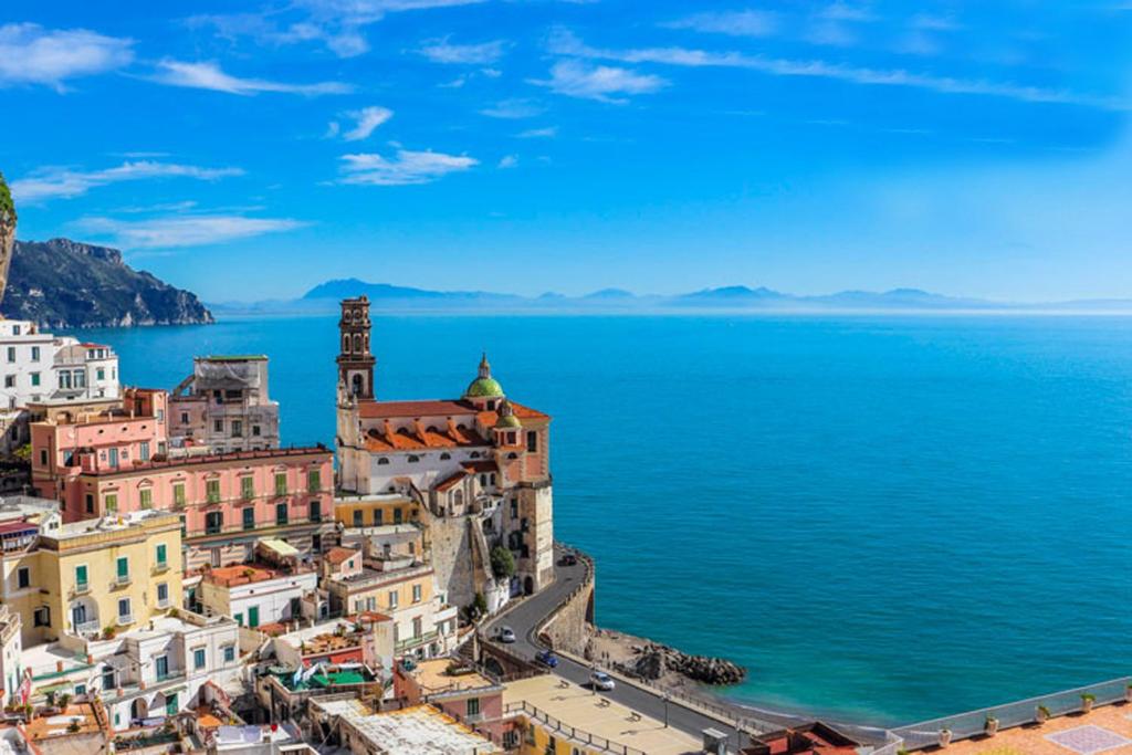 阿特拉尼Amalfi Antica的享有阿马尔菲海岸波斯塔诺镇(town of positano)的景致。