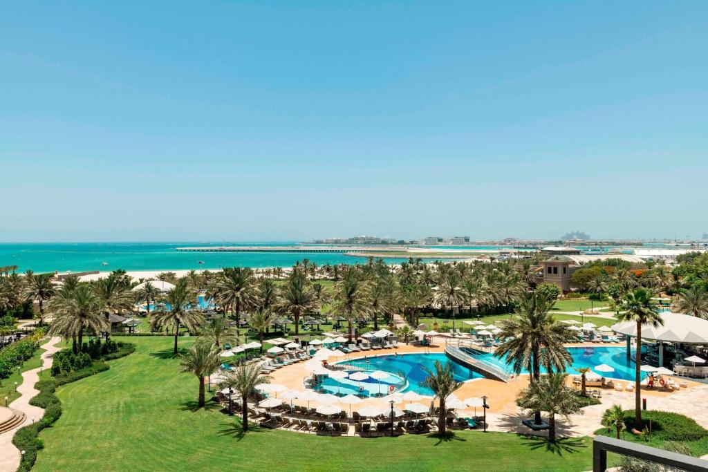迪拜皇家艾美国际海滩度假村的享有度假村游泳池的空中景致