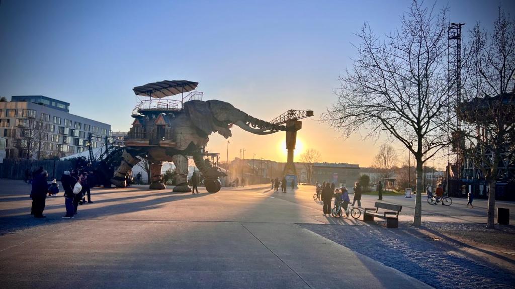 南特Chambre D'hôtes sur Île de Nantes的一条城市街道上一座大型恐龙雕像