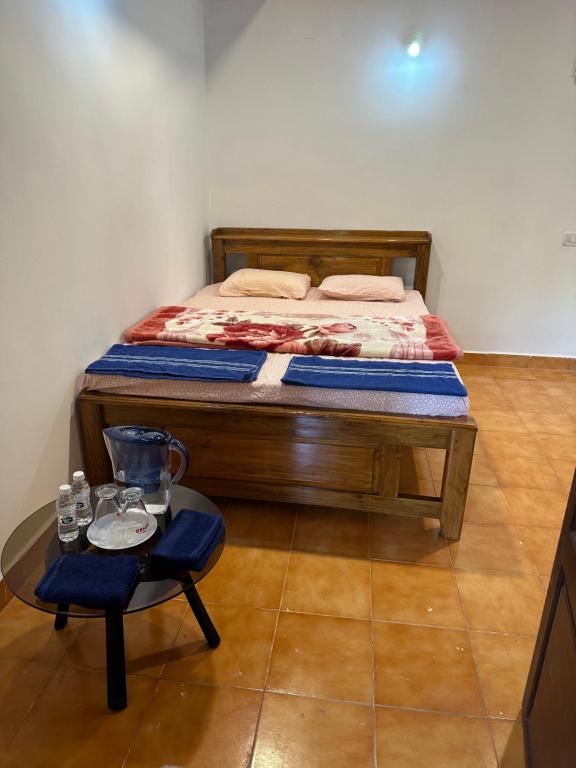果阿旧城St francis xavier spacious rooms的一间卧室配有一张床和一张桌子及一张桌子