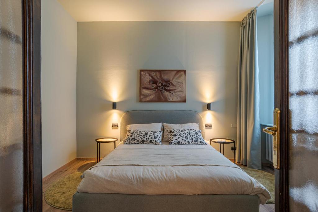 切尔诺比奥Cernobbio Charming APT!的一间卧室配有一张大床和两盏灯