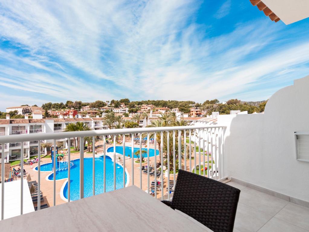帕尔马诺瓦卡斯萨博尼尔斯海滩酒店的享有游泳池和度假村景致的阳台