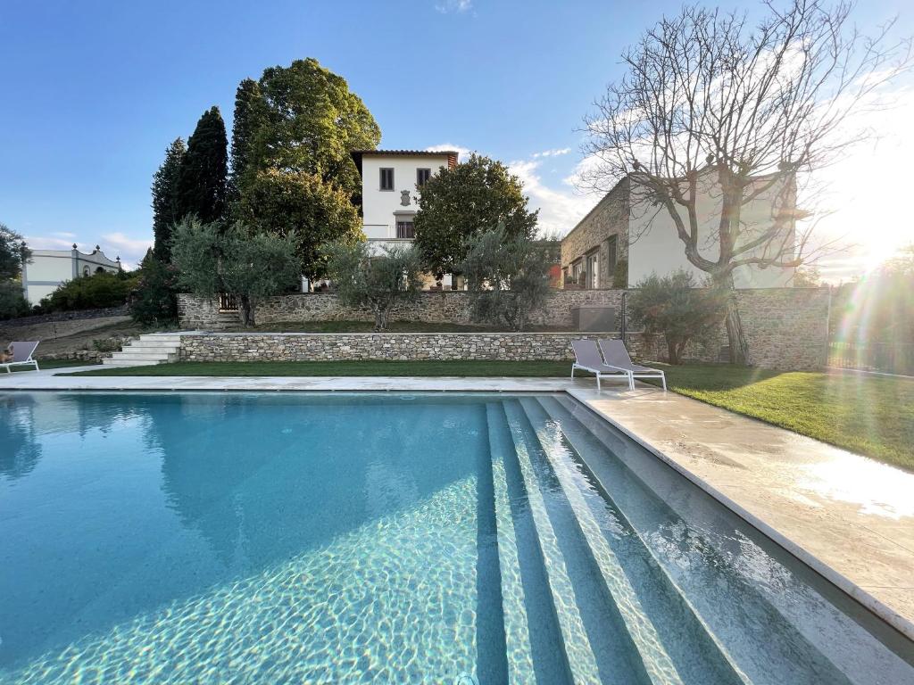 佛罗伦萨Podere di Montecchio - Colleramole的房屋前的游泳池
