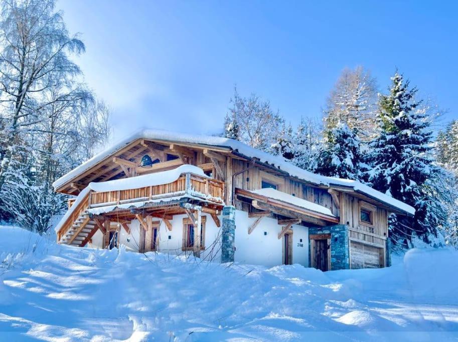 孔布卢Chalet de luxe sur les pistes - 5 chambres的木屋,被雪覆盖在树林中