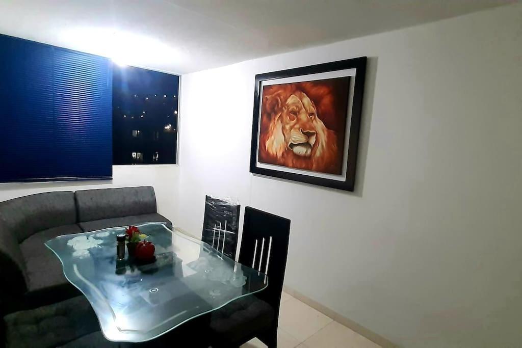 库库塔Apartamento en Cúcuta completó en condominio n18的带沙发和玻璃桌的客厅