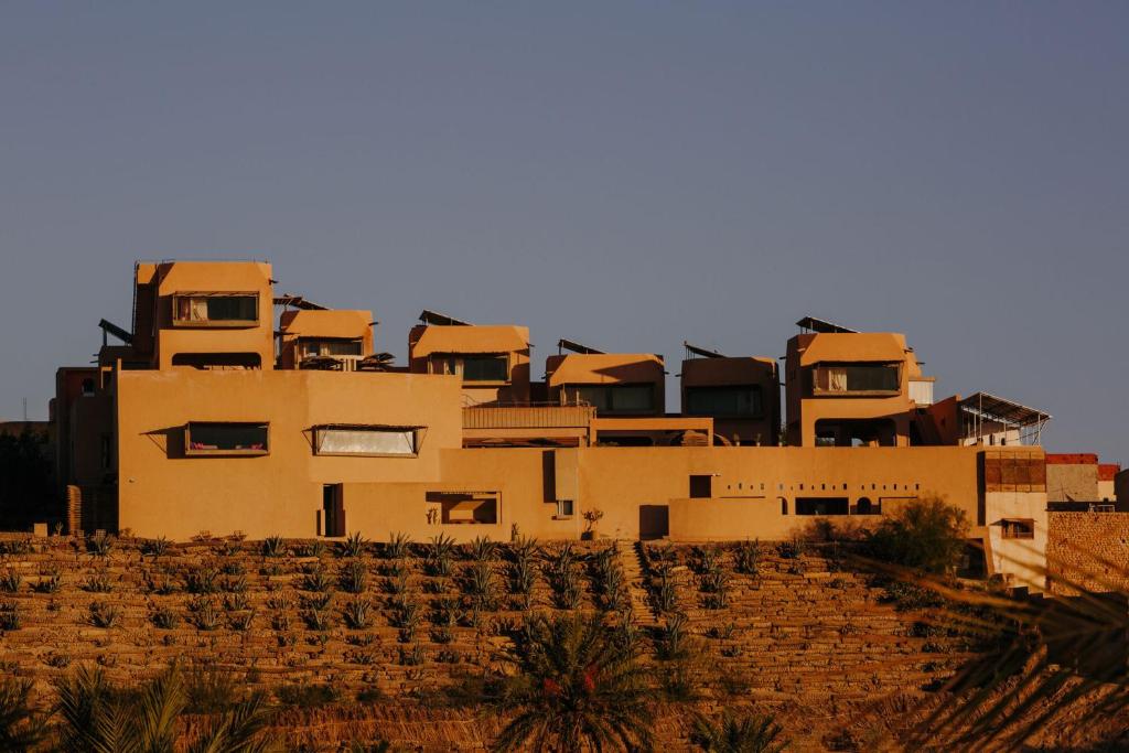 Nefta达尔日酒店的沙漠中一座建筑物