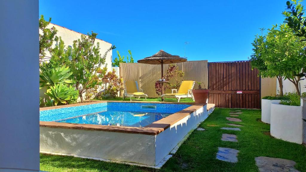 CampinhoVila Saraz的一座房子后院的游泳池