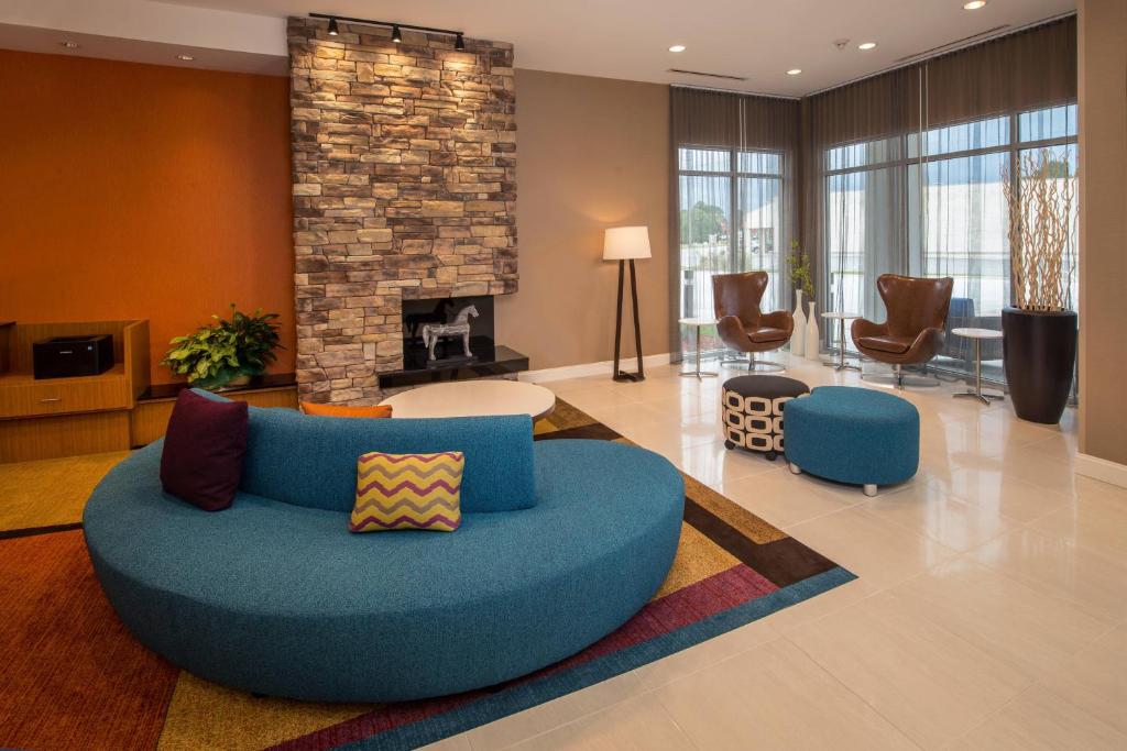 华盛顿Fairfield Inn & Suites by Marriott Washington的客厅设有蓝色的沙发和壁炉