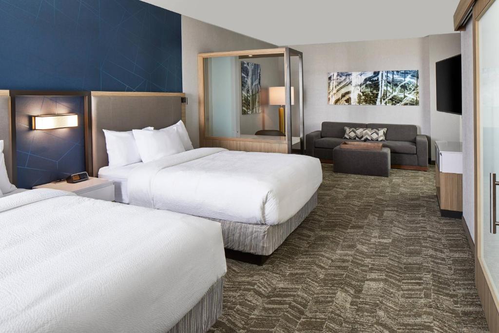 都柏林SpringHill Suites by Marriott Columbus Dublin的酒店客房,设有两张床和一张沙发