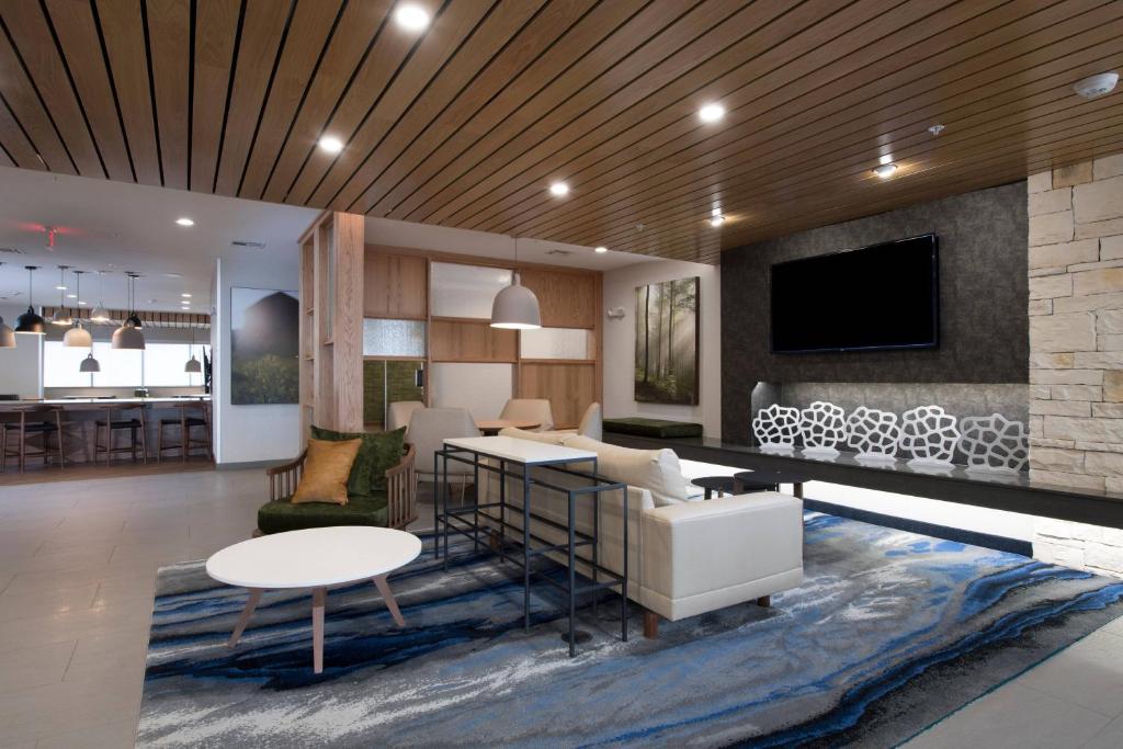 El RenoFairfield Inn & Suites by Marriott Oklahoma City El Reno的客厅配有沙发和桌子