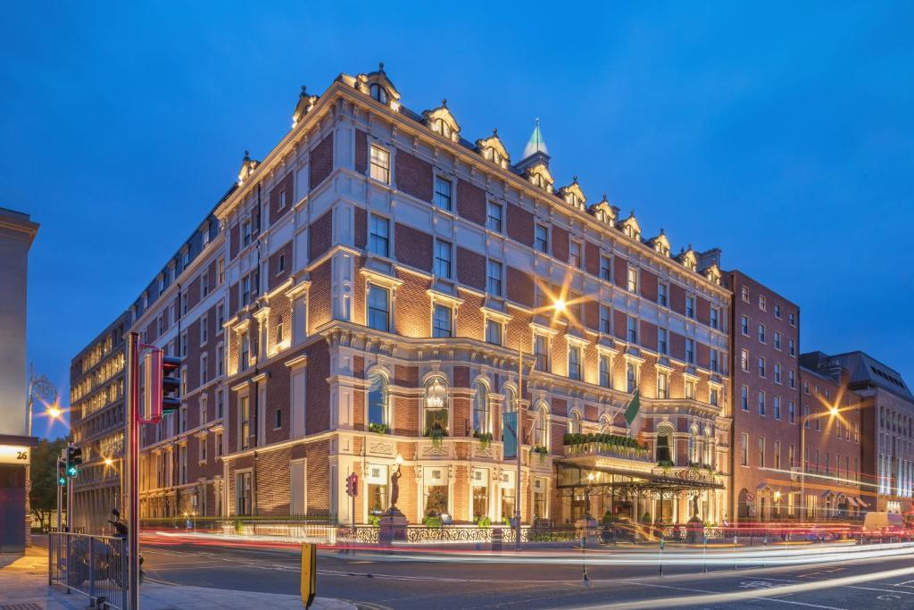 都柏林The Shelbourne, Autograph Collection的大街拐角处的一座大建筑