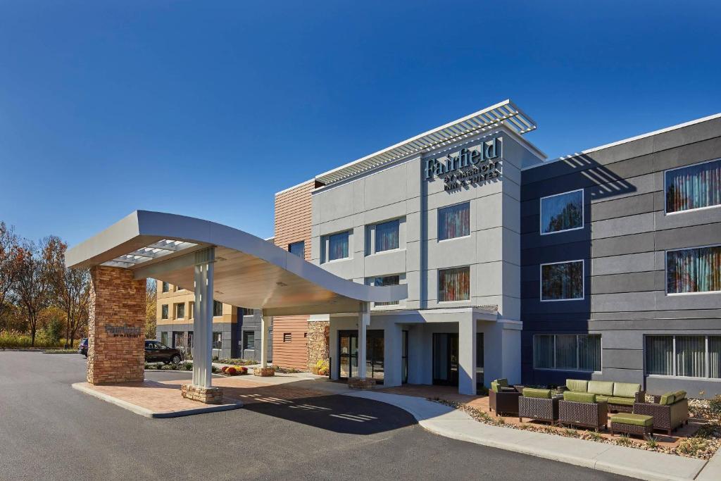 奥尔巴尼Fairfield Inn & Suites by Marriott Albany Airport的停车场内有一座大型建筑,配有沙发