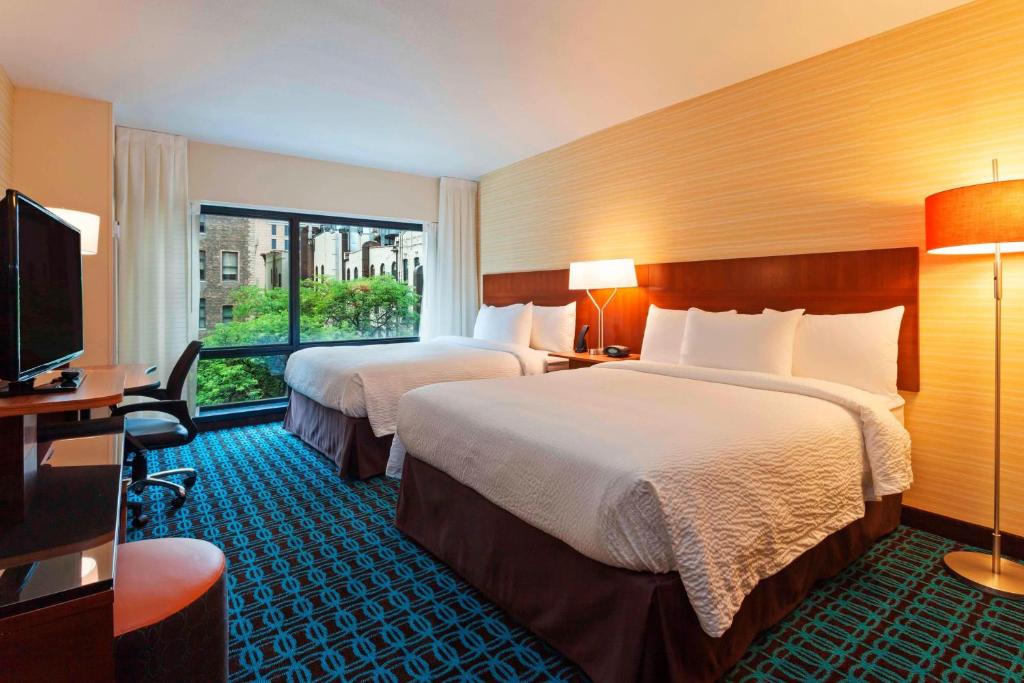 芝加哥芝加哥市中心河北岸费尔菲尔德客栈的酒店客房设有两张床和一台平面电视。