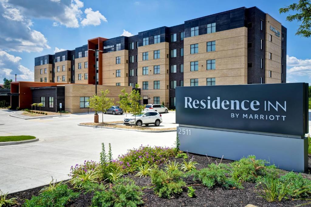 梅森Residence Inn by Marriott Cincinnati Northeast/Mason的万豪楼前的标志