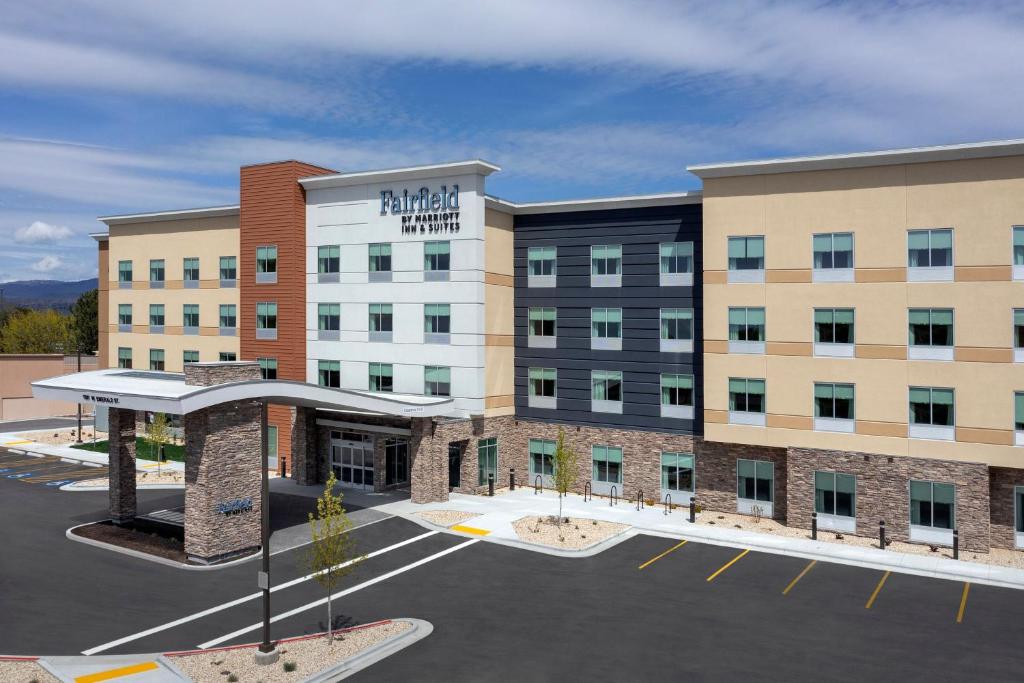 博伊西Fairfield Inn & Suites by Marriott Boise West的停车场酒店 ⁇ 染