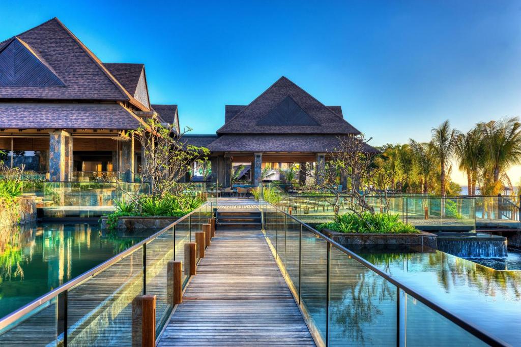 巴拉克拉瓦The Westin Turtle Bay Resort & Spa, Mauritius的通往带池塘的房子的木道