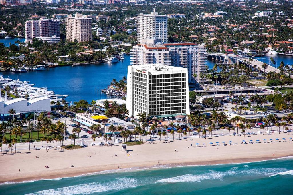 劳德代尔堡Courtyard by Marriott Fort Lauderdale Beach的享有海滩和建筑的空中景致