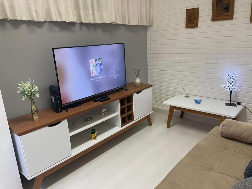 里约热内卢Apto com Wi-Fi a 200m da Praia de Copacabana/RJ - Cp3的客厅配有白色橱柜上的平面电视